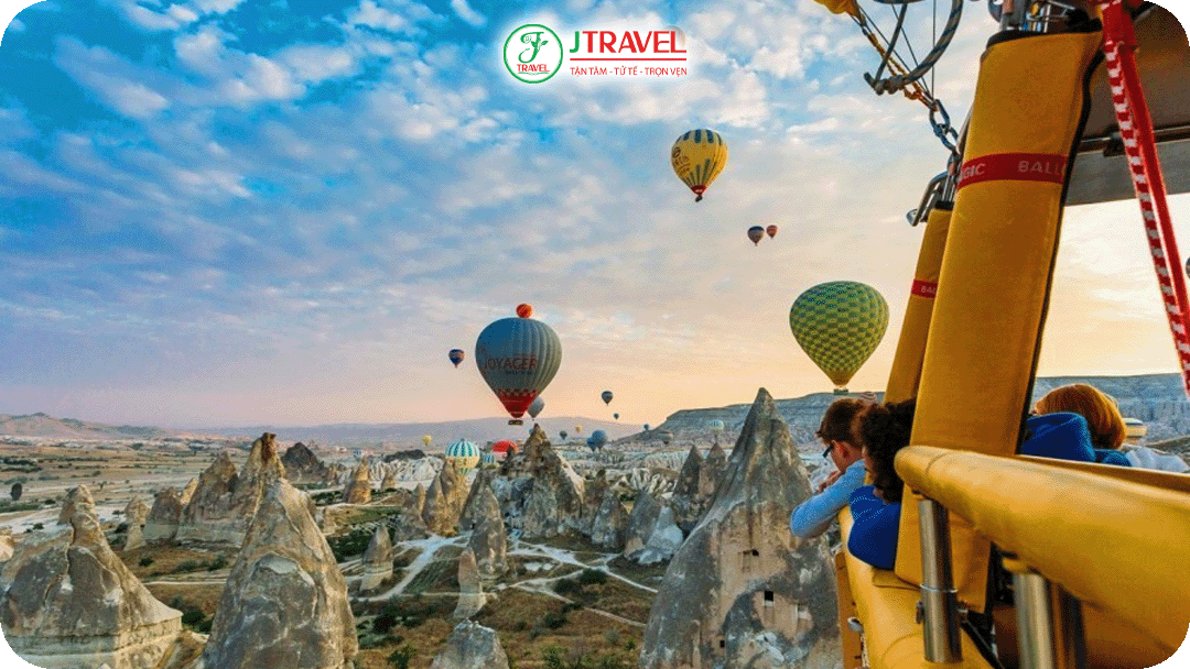 Không còn điểm ngắm nào tuyệt vời trên chính quả khinh khí cầu tại Cappadocia