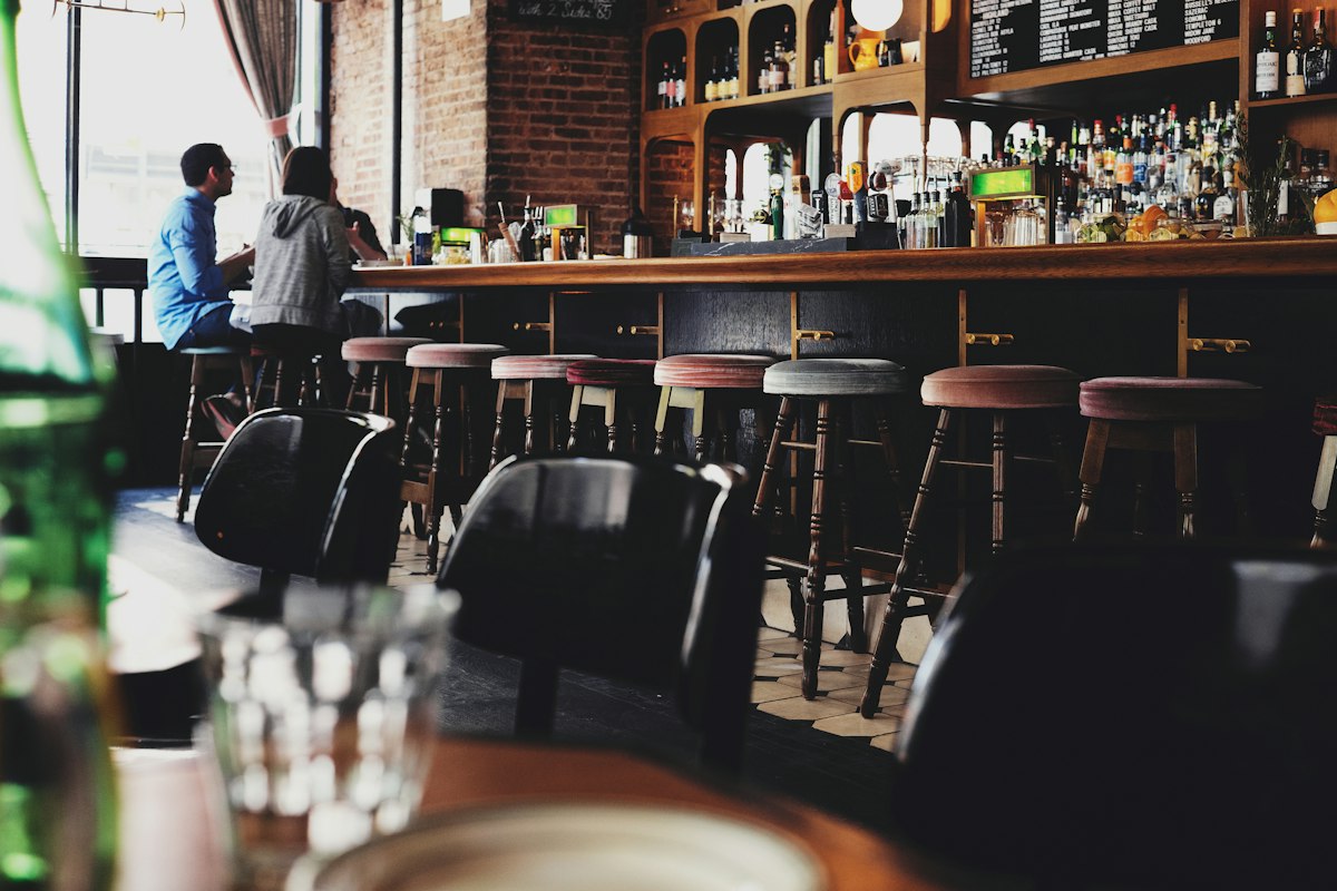 Không gian bên trong một quán pub