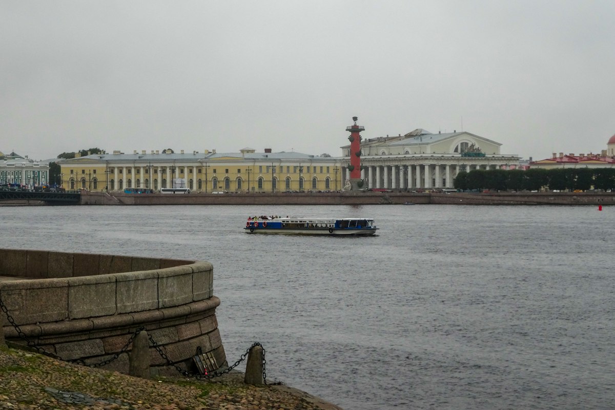 Mũi đảo Vasilyevsky với cột Rostral bên sông Neva