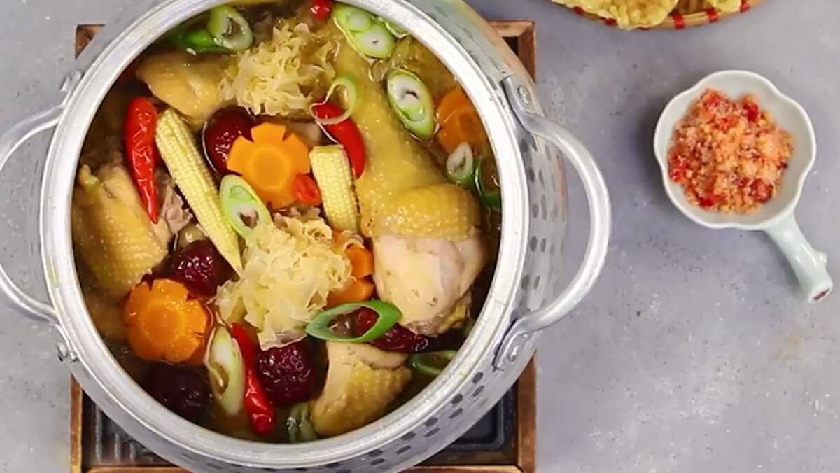 Lẩu gà mềm ngọt, nước dùng đậm đà, kết hợp gia vị Tứ Xuyên cay đặc trưng (ảnh internet)