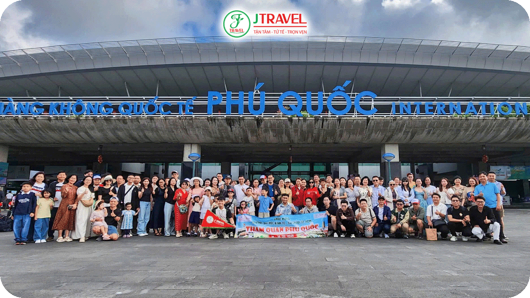 Đoàn du khách J Travel check in tại sân bay Phú Quốc