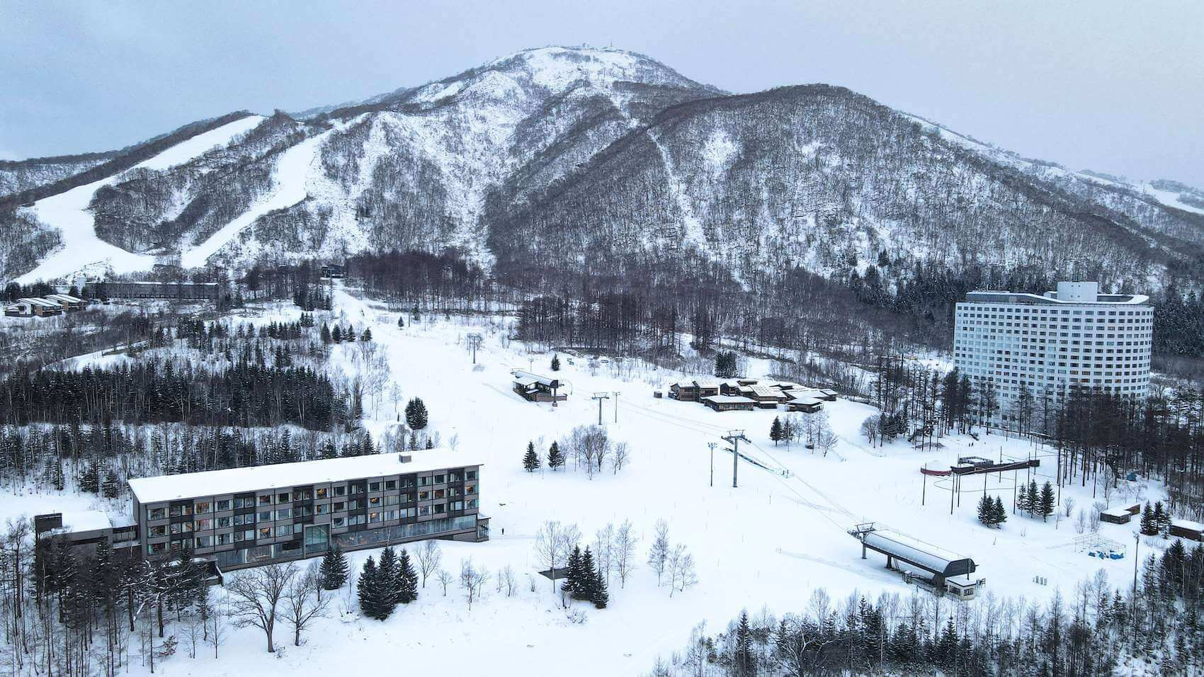 Niseko Village được bao phủ bởi tuyết vào mùa đông