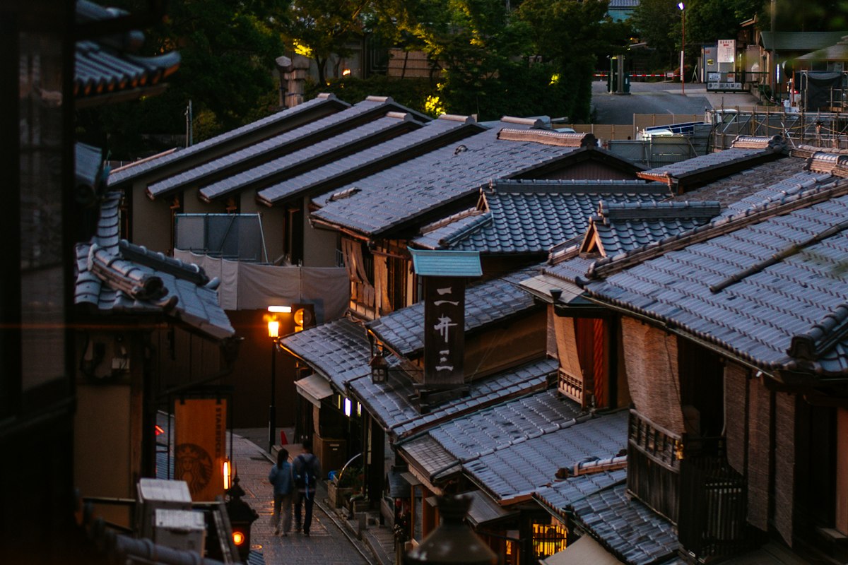 Dãy nhà gỗ truyền thống giữa cây xanh ở khu phố cổ Kyoto