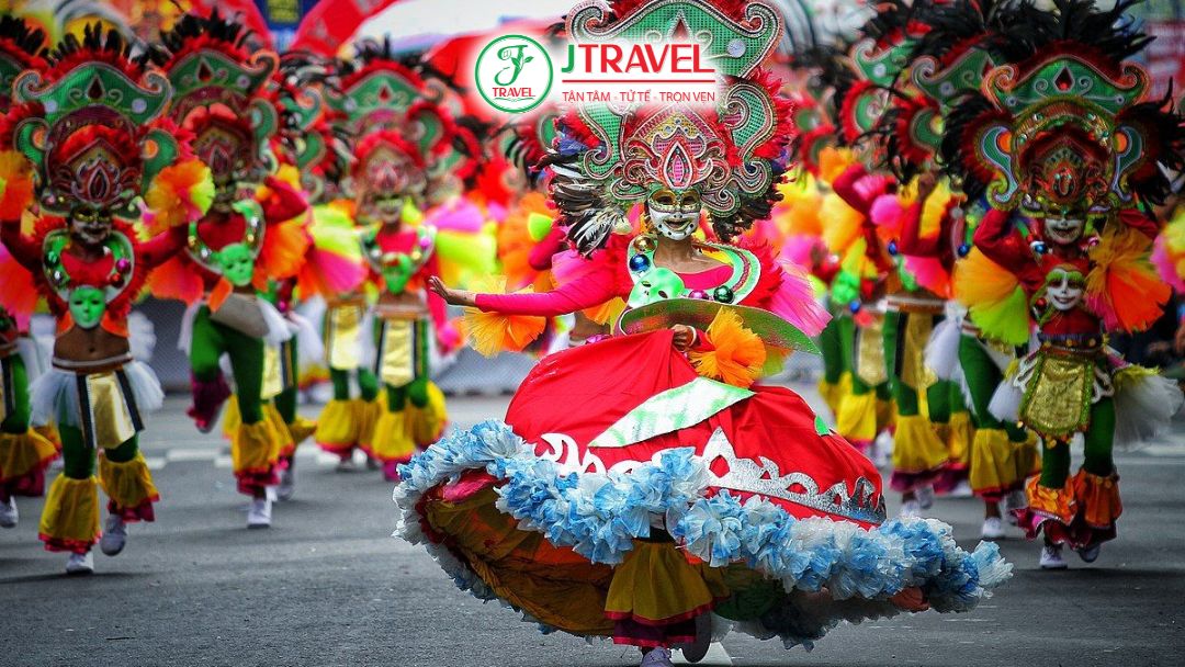 Lễ hội Sinulog tại Cebu City với đoàn diễu hành sôi động trên đường p