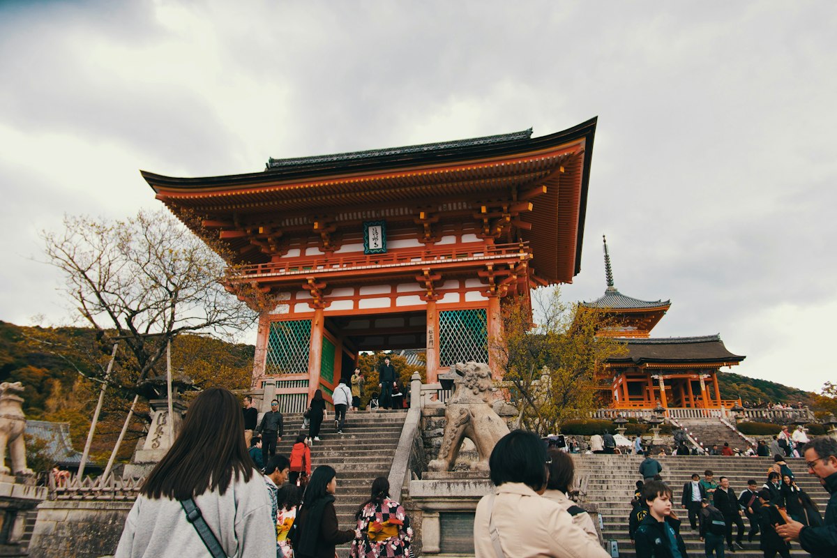 Cổng Niomon sơn đỏ ở lối vào chùa Kiyomizu-dera