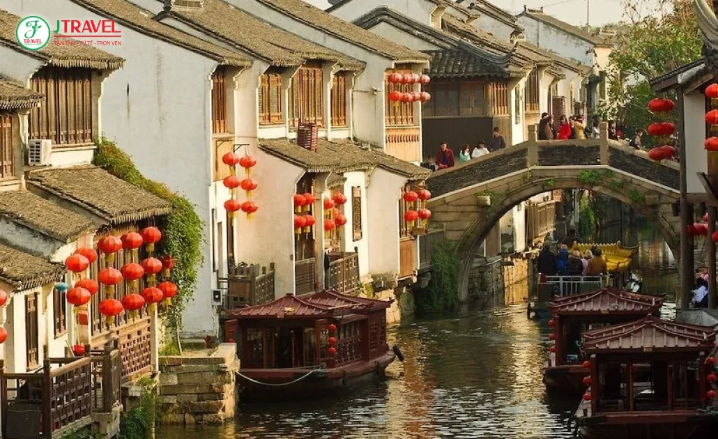 Đông Sách Ô Trấn – linh hồn Giang Nam cổ với mái ngói đen, tường trắng và sông nước yên bình