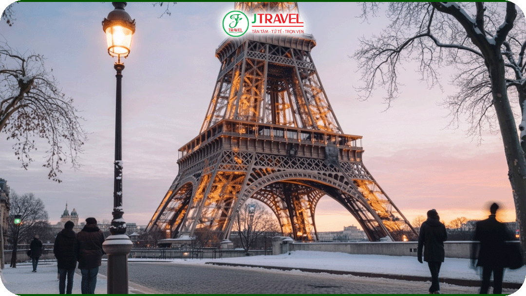 Tháp Eiffel ẩn hiện trong làn sương mỏng cùng ánh đèn lãng mạn