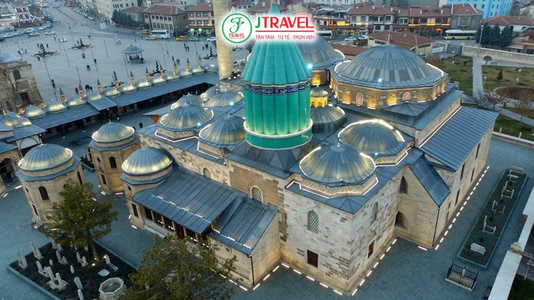 Mái vòm xanh biểu tượng của Bảo tàng Mevlana Konya