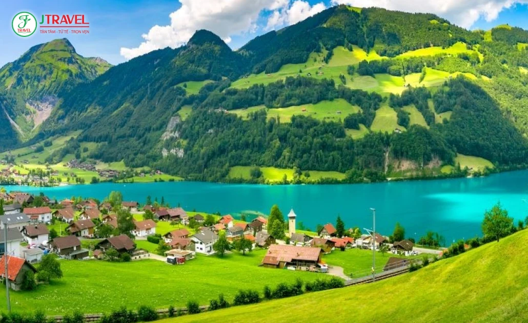 Cảnh đẹp Thụy Sĩ với dãy Alps hùng vĩ và hồ nước trong xanh