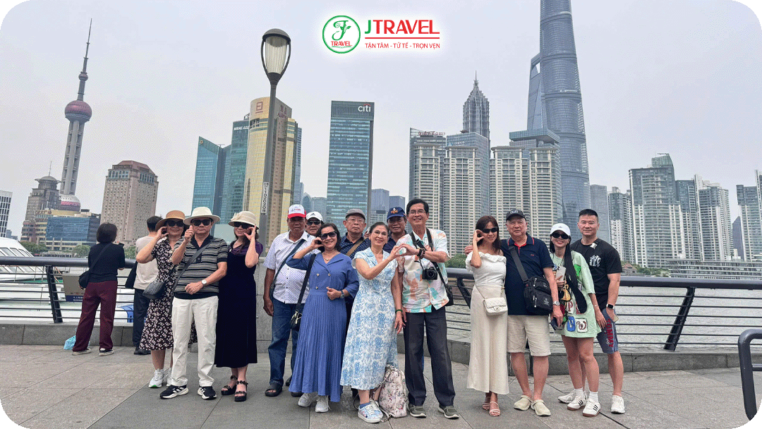Du khách J Travel check in tại tháp truyền hình Đông Phương Minh Châu