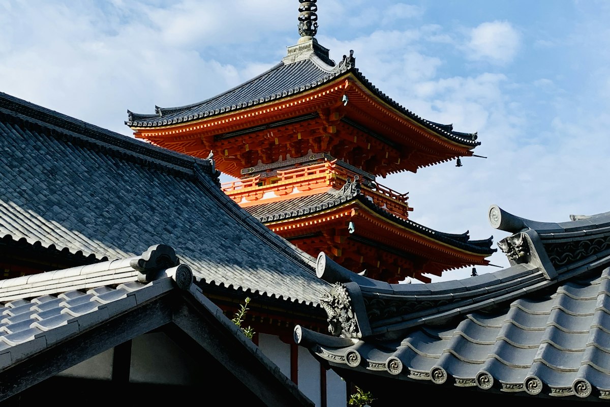 Ngôi chùa truyền thống ở Kyoto dưới trời xanh
