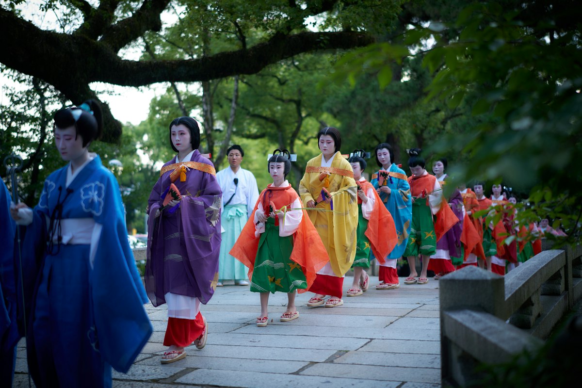 Nhóm du khách mặc kimono nhiều màu sắc dạo bước trên phố cổ Kyoto