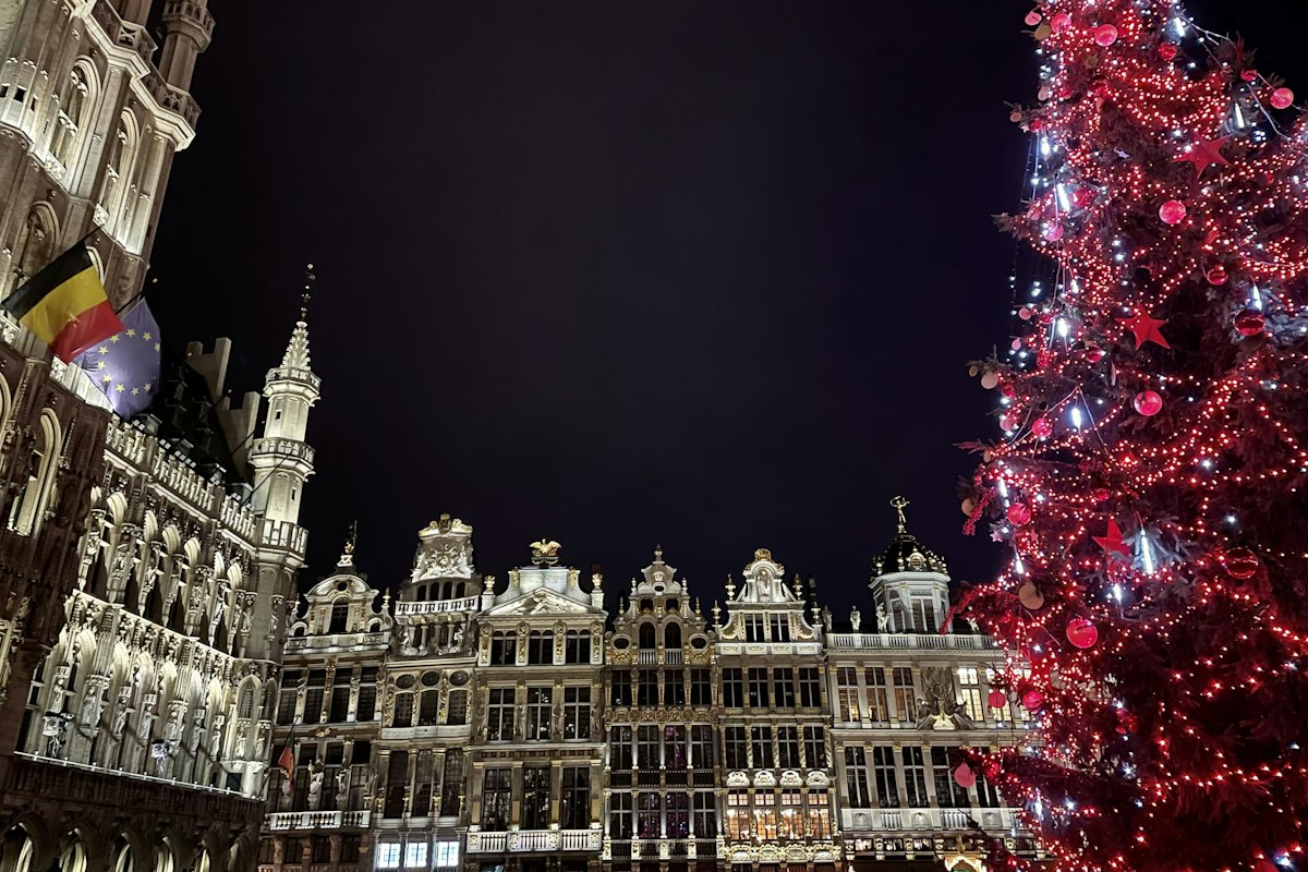 Cây thông Noel tại quảng trường Grand-Place, Brussels