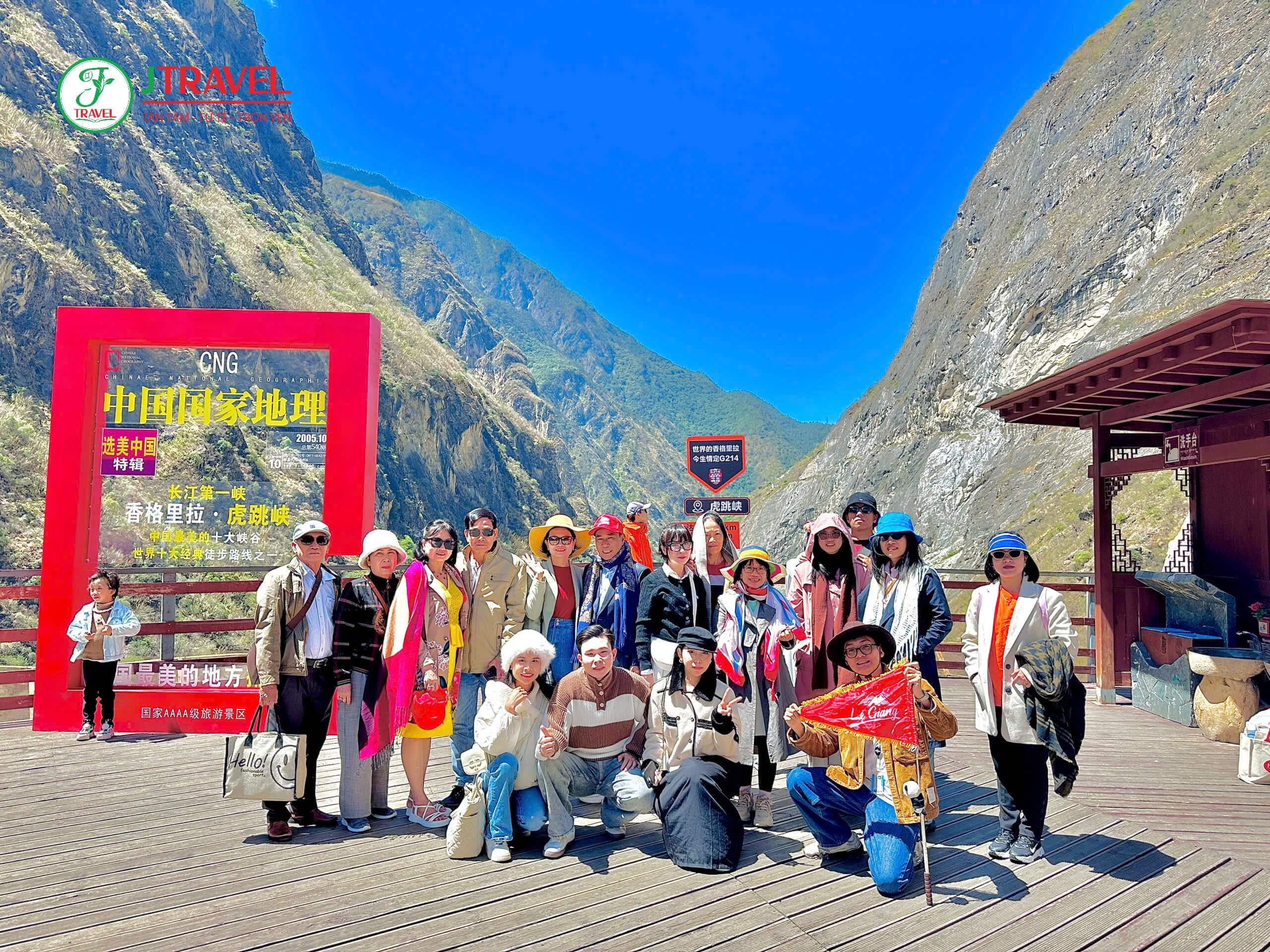 Du khách đồng hành cùng J Travel trong hành trình chinh phục Lệ Giang Trung Quốc