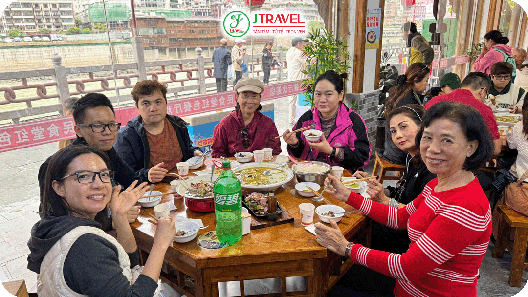 Bữa ăn tại nhà hàng địa phương, kết hợp giữa món Trung Quốc và món dễ ăn