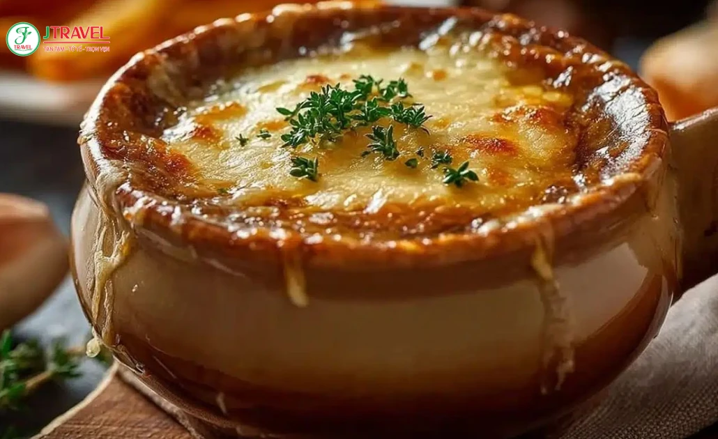 Soupe à l’oignon là món khai vị phổ biến trong bữa tối kiểu Pháp