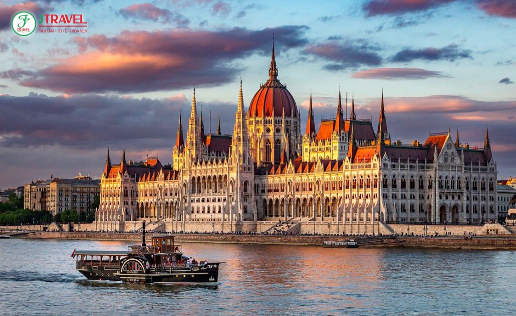 Sông Danube với các tòa nhà lịch sử ở Budapest