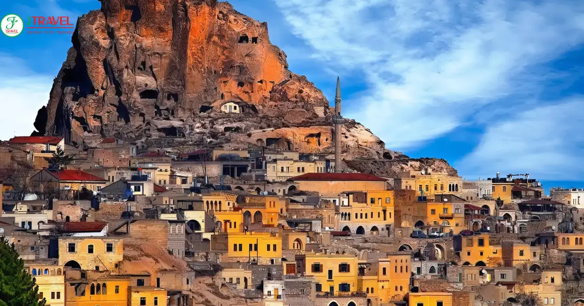 Toàn cảnh làng Uchisar nhìn từ trên cao