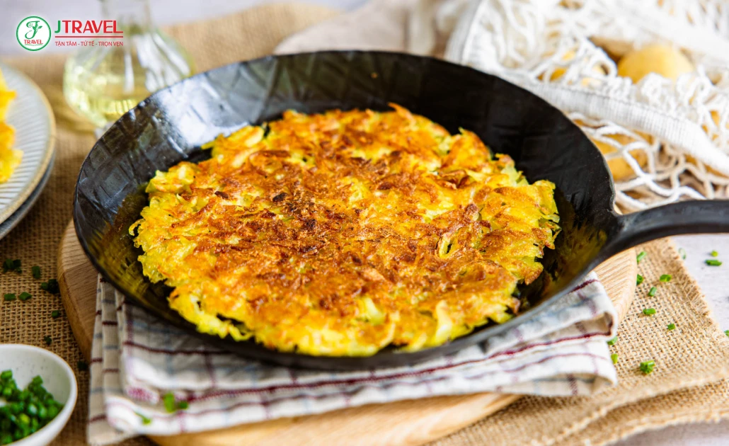 Trải nghiệm ẩm thực bản địa với Rösti trong tour du lịch Thụy Sĩ cùng J Travel