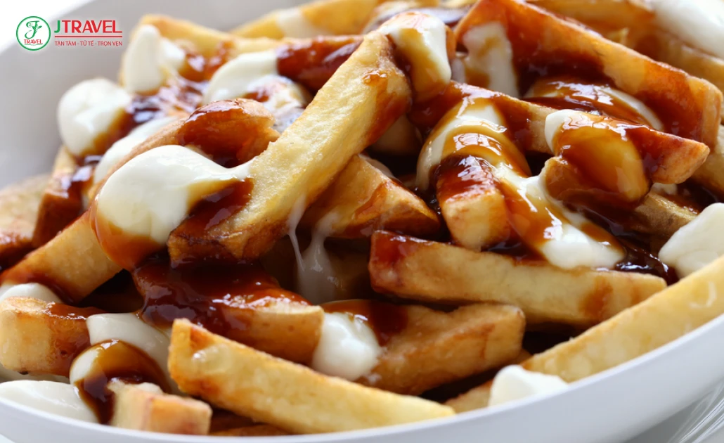 Món Poutine Canada gồm khoai tây chiên, pho mát curds và nước sốt gravy đặc trưng
