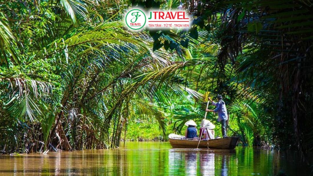 Chèo xuồng ba lá trong tour miền Tây