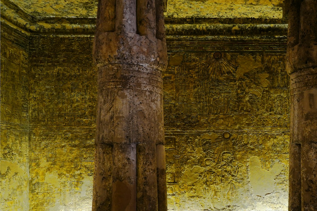 Những cột đá cổ bên trong một công trình di tích