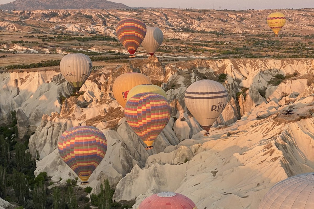Những khinh khí cầu trên thung lũng đá Cappadocia