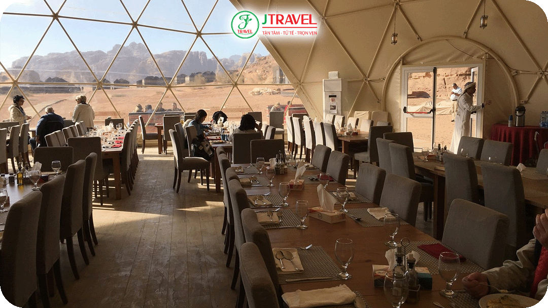 Khu nhà hàng được bố trí riêng, sạch sẽ và tiện lợi