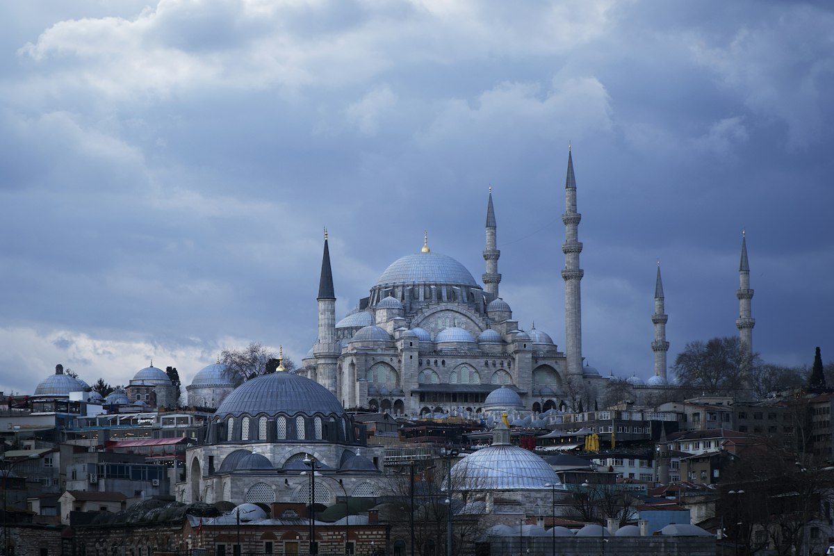 Đường chân trời Istanbul với những mái vòm và tháp minaret