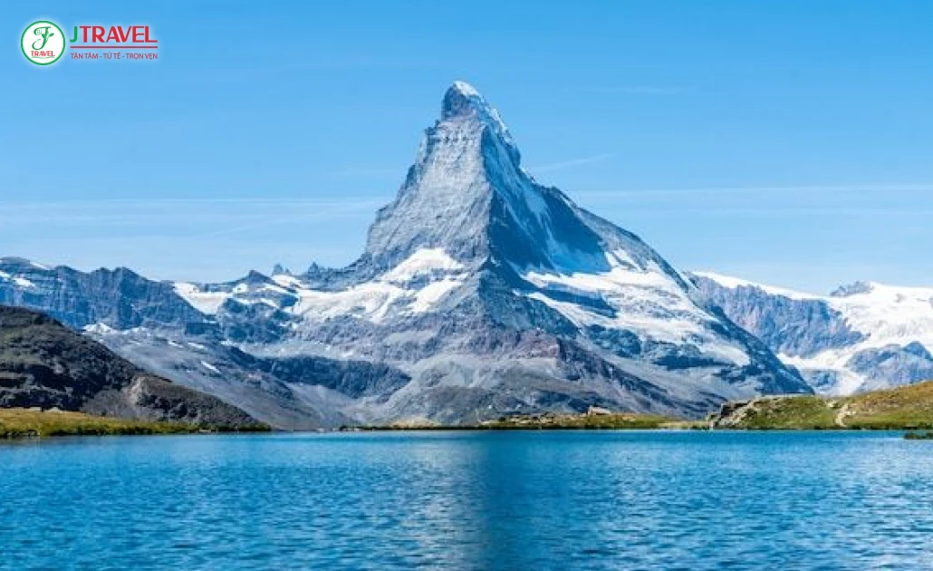 Đỉnh Matterhorn hùng vĩ nhìn từ Zermatt