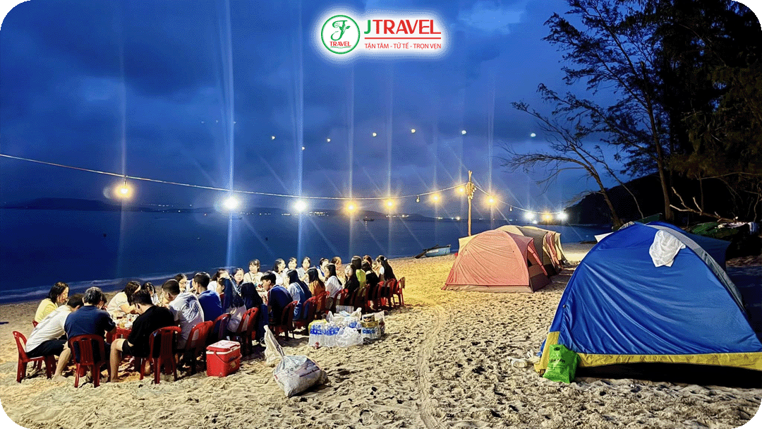 Du khách cắm trại Cù Lao Mái Nhà ăn uống buổi tối