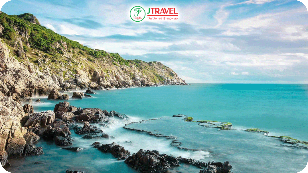 Miền Trung thu hút du khách bằng những bãi biển đẹp trải dài hàng trăm km