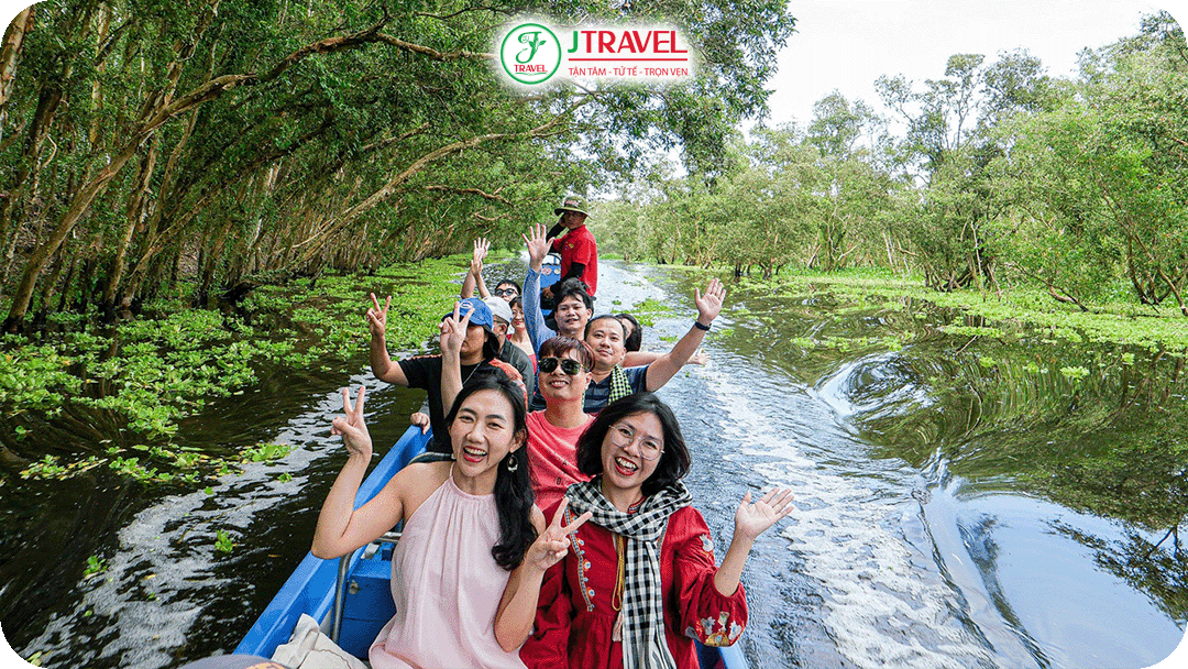 Khung cảnh thiên nhiên hoang sơ và yên bình tại rừng tràm Trà Sư