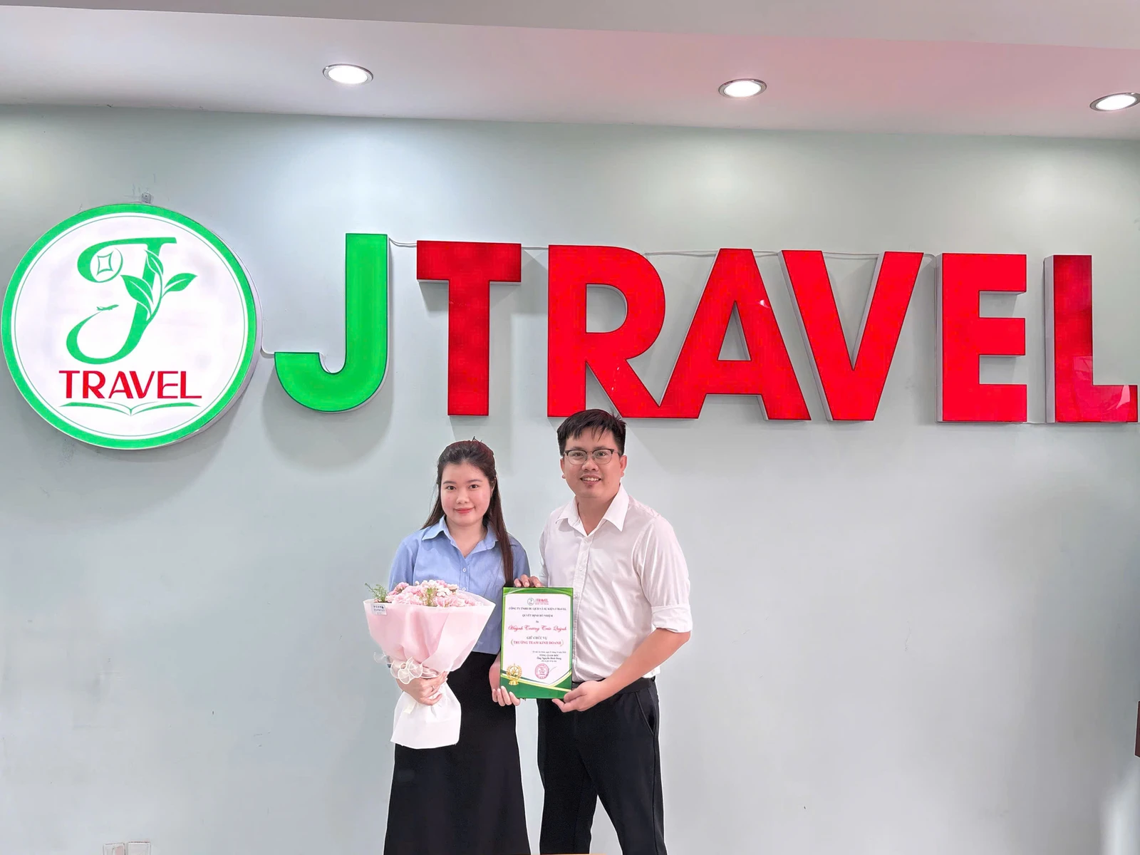 Trưởng phòng Kinh doanh Team 1 – Huỳnh Trương Trúc Quỳnh Ms. Huỳnh Trương Trúc Quỳnh nhận quyết định bổ nhiệm Trưởng phòng Kinh doanh Team 1 J Travel