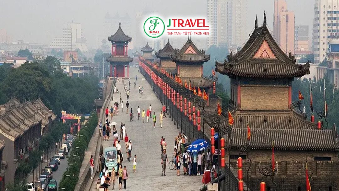 Phố cổ Lạc Dương với kiến trúc cổ kính và đèn lồng truyền thống Trung Quốc