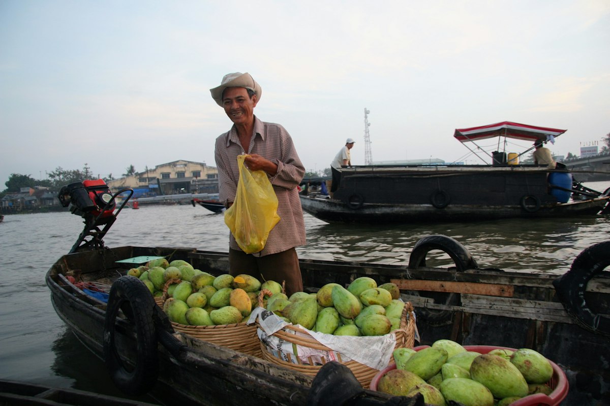 Người bán trái cây trên ghe ở chợ nổi miền Tây