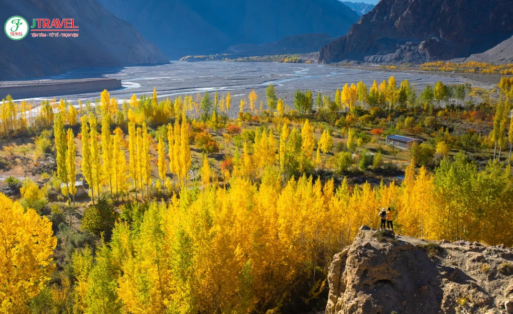 Hunza mùa thu rực rỡ sắc lá vàng dưới bầu trời trong xanh
