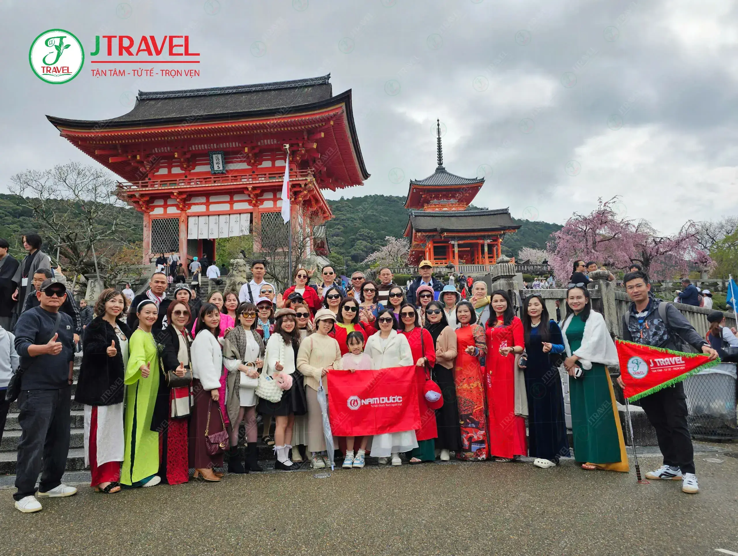 Du khách ghé đền Fushimi Inari Taisha nhân dịp đầu năm mới 