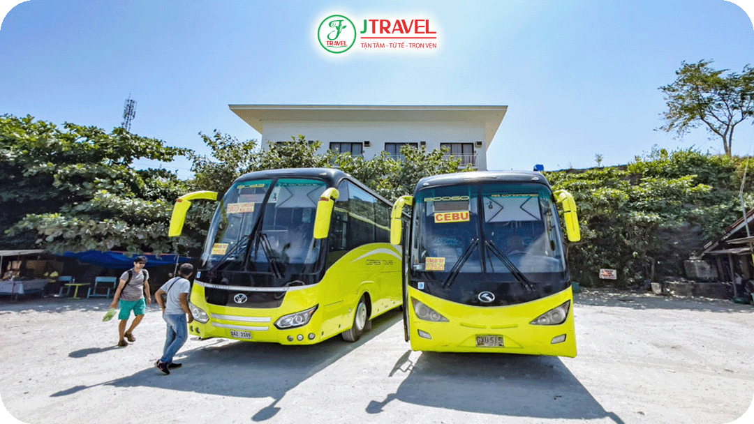 Xe buýt là phương tiện phổ biến nhất để đi từ Cebu đến Moalboal