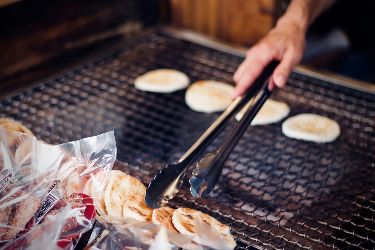 Bánh được nướng trên vỉ nóng