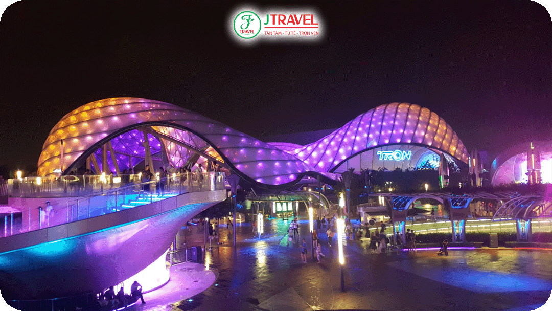 Tomorrowland là khu vực được thiết kế hiện đại với ánh sáng LED và không gian giả lập