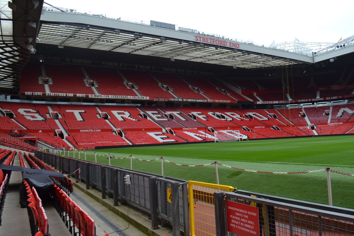 Khán đài Stretford End nhìn từ khu vực sát sân trong Stadium Tour Old Trafford