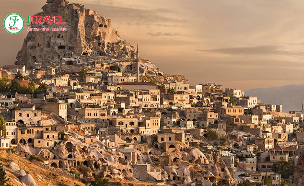 View toàn cảnh Cappadocia từ Uçhisar Castle với địa hình đá kỳ quan