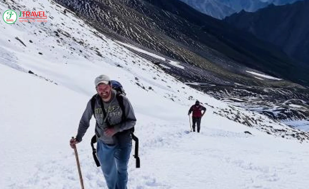 Du khách tham gia trekking tại Pakistan