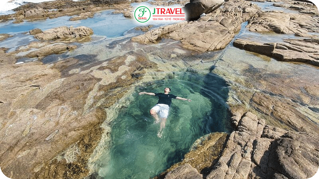 Check-in hồ bơi vô cực tự nhiên được tạo bởi các khe đá