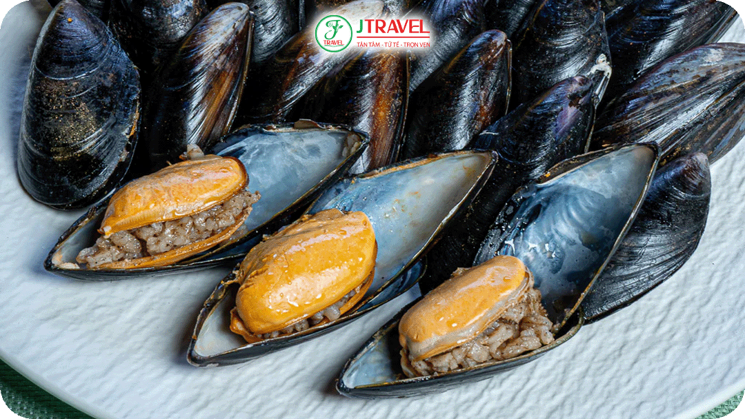 Midye Dolma - trai đầy đặn chứa cơm thảo mộc và gia vị