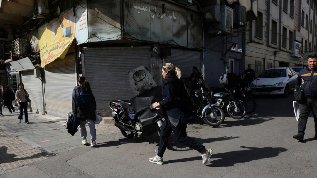 Người dân đang chạy tìm chỗ ẩn náu sau tiếng nổ lớn