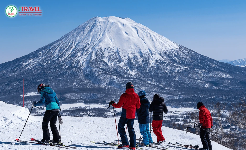 Du khách trượt tuyết trên bột tuyết mềm ở Niseko, Nhật Bản