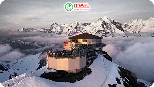Jungfraujoch được mệnh danh là “nóc nhà châu Âu” khi nằm ở độ cao 3.454 mét