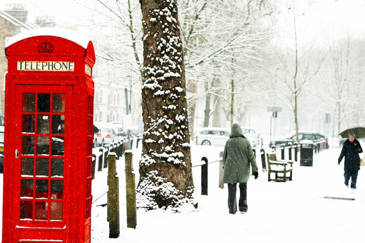 Bốt điện thoại đỏ giữa con phố phủ tuyết ở London